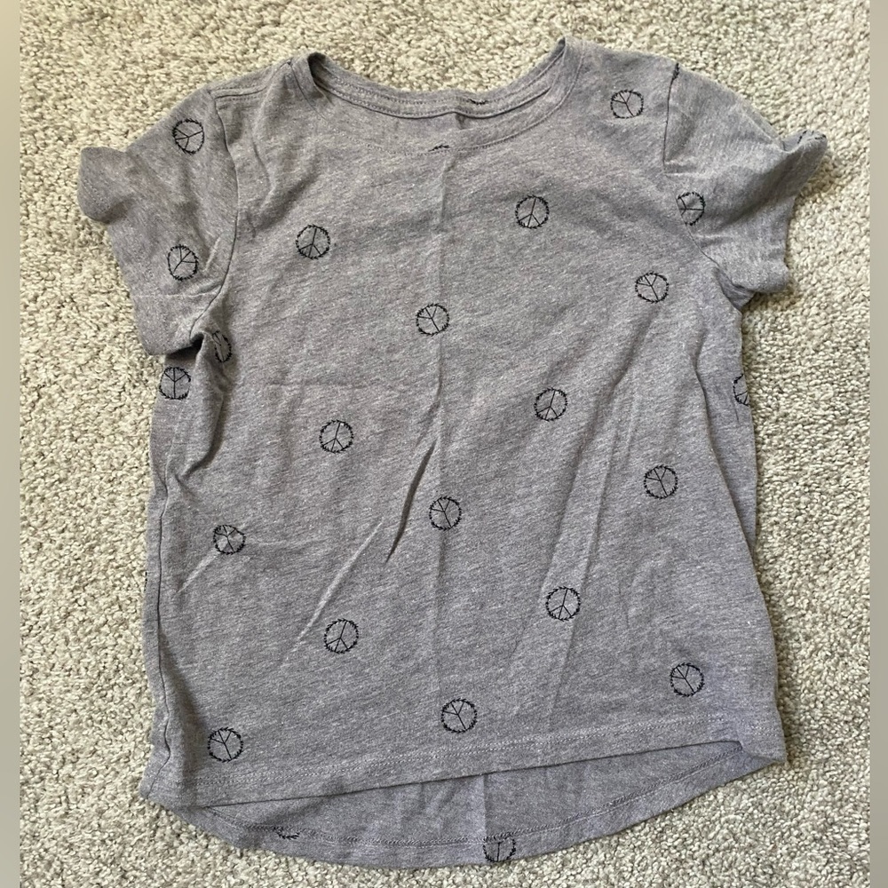 Old navy girls gray short sleeve T-shirt with peace signs, 6-7​​​
